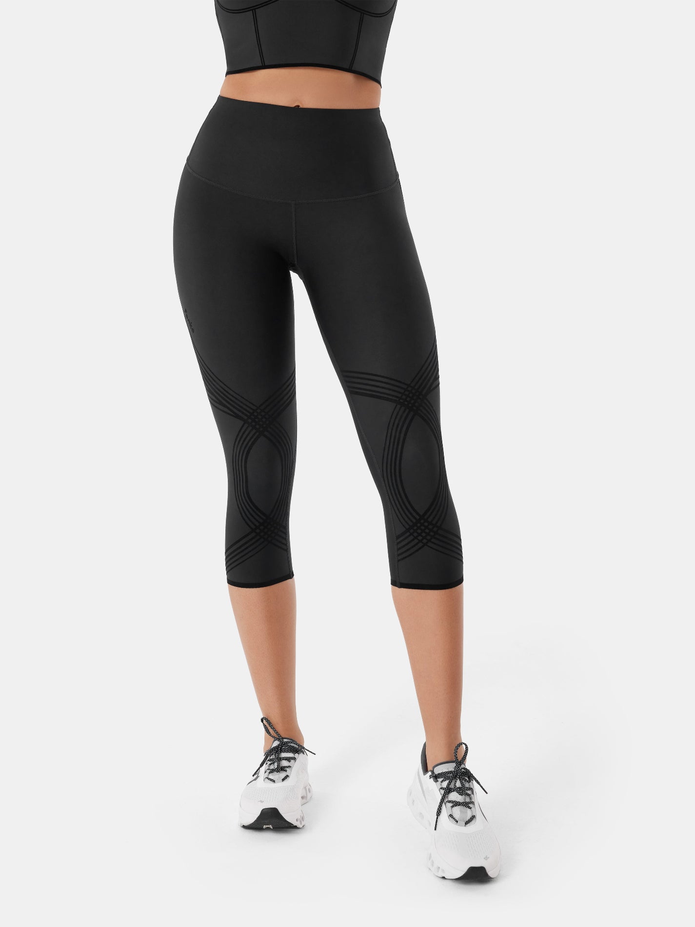 Body Sculpt Capri Leggings (Reversible Wear) | Mova Studio